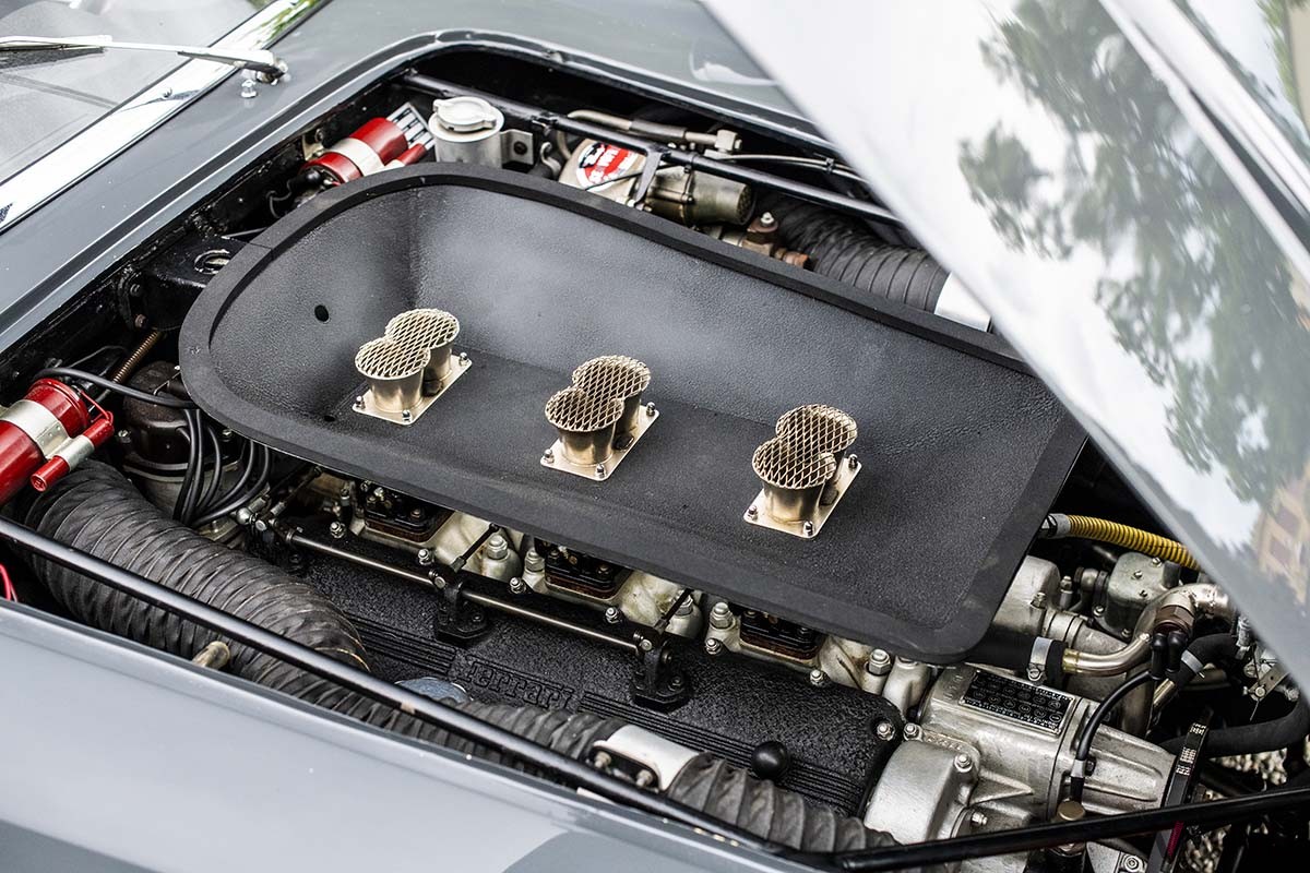 オークションに出品中の1960年製フェラーリ「250GT SWBカリフォルニア スパイダーbyスカリエッティ」のエンジン Remi Dargegen ©2024 Courtesy of RM Sotheby's