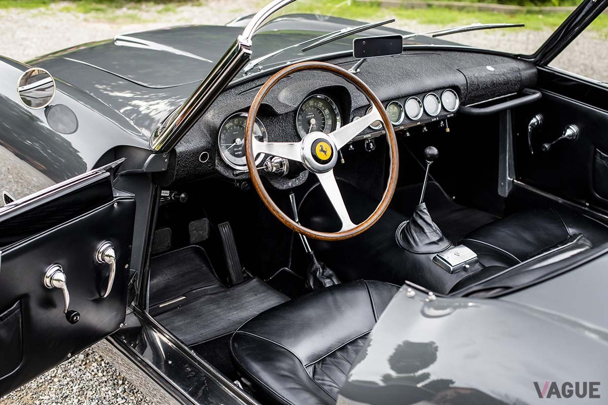 オークションに出品中の1960年製フェラーリ「250GT SWBカリフォルニア スパイダーbyスカリエッティ」のインテリア Remi Dargegen ©2024 Courtesy of RM Sotheby's