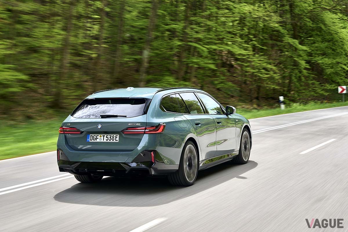 BMW新型「 i5ツーリング eDrive40」