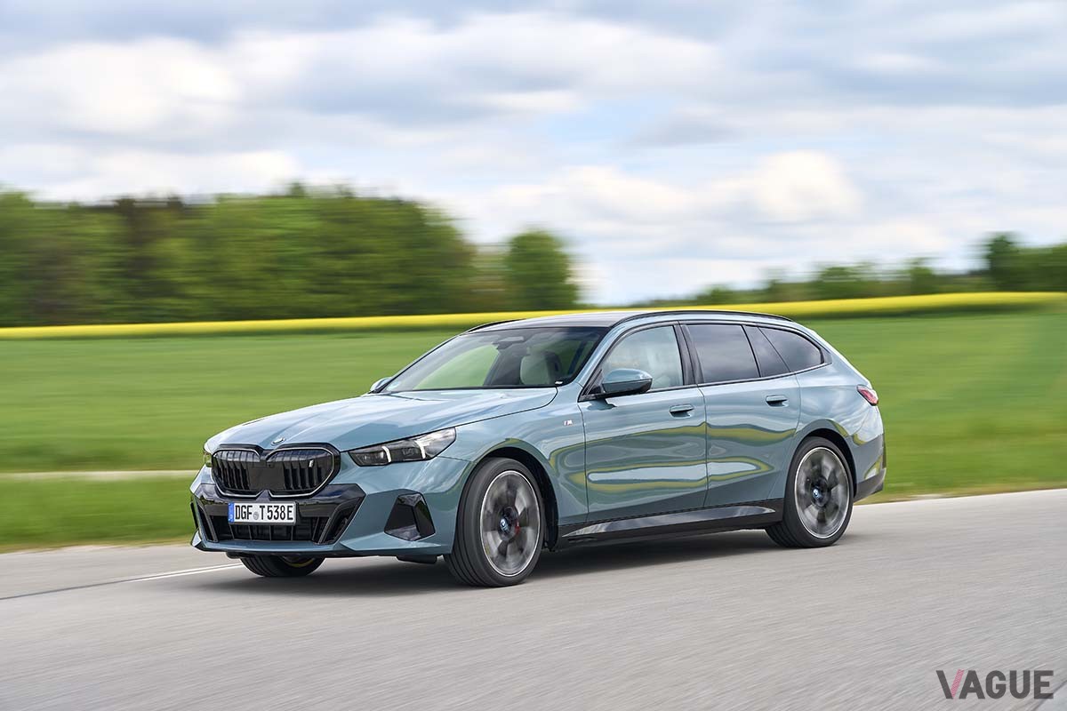 BMW新型「 i5ツーリング eDrive40」