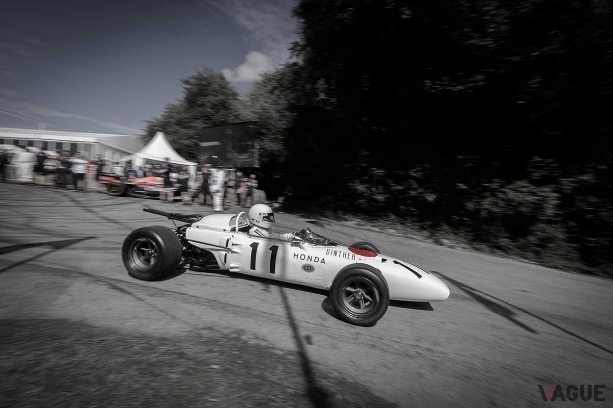 2024年7月に英国で開催された「グッドウッド・フェスティバル・オブ・スピード」にて走行するホンダF1マシン「RA272」