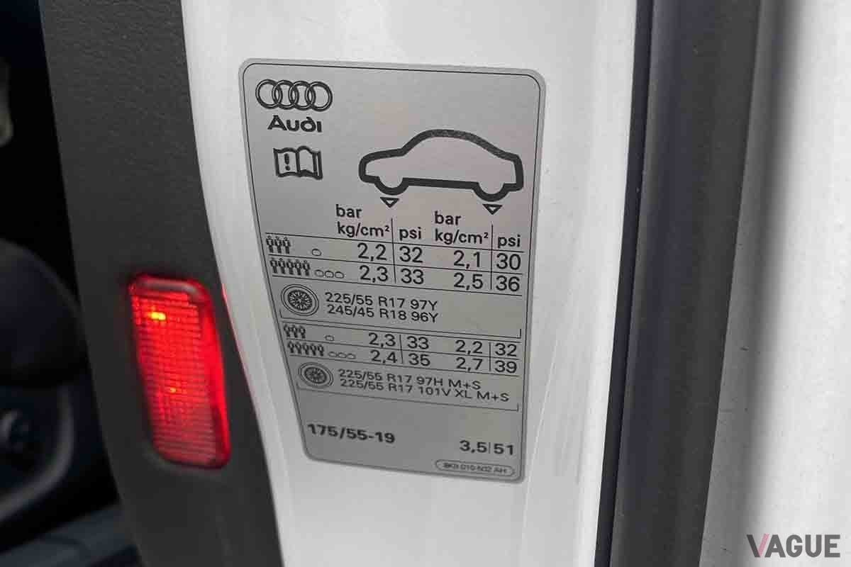 空気圧表示シール。運転席周辺に貼られている場合が多い