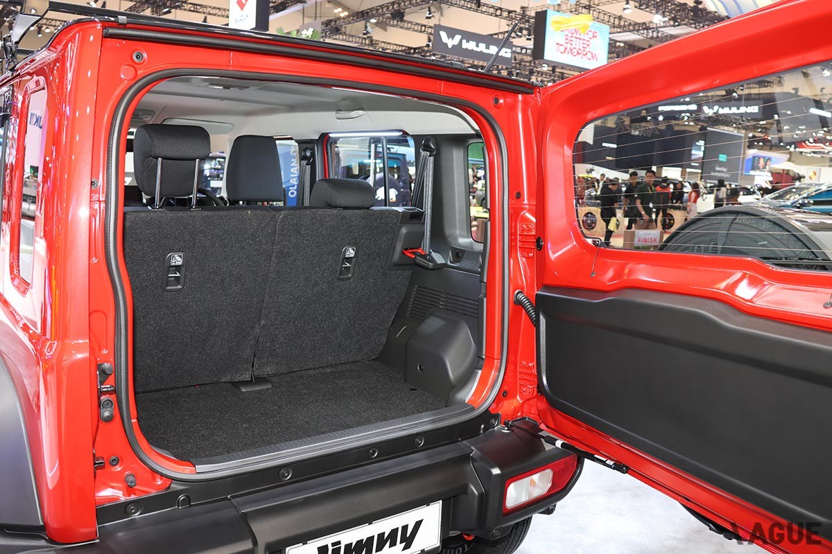 スズキ新型「ジムニー5ドア」の荷室