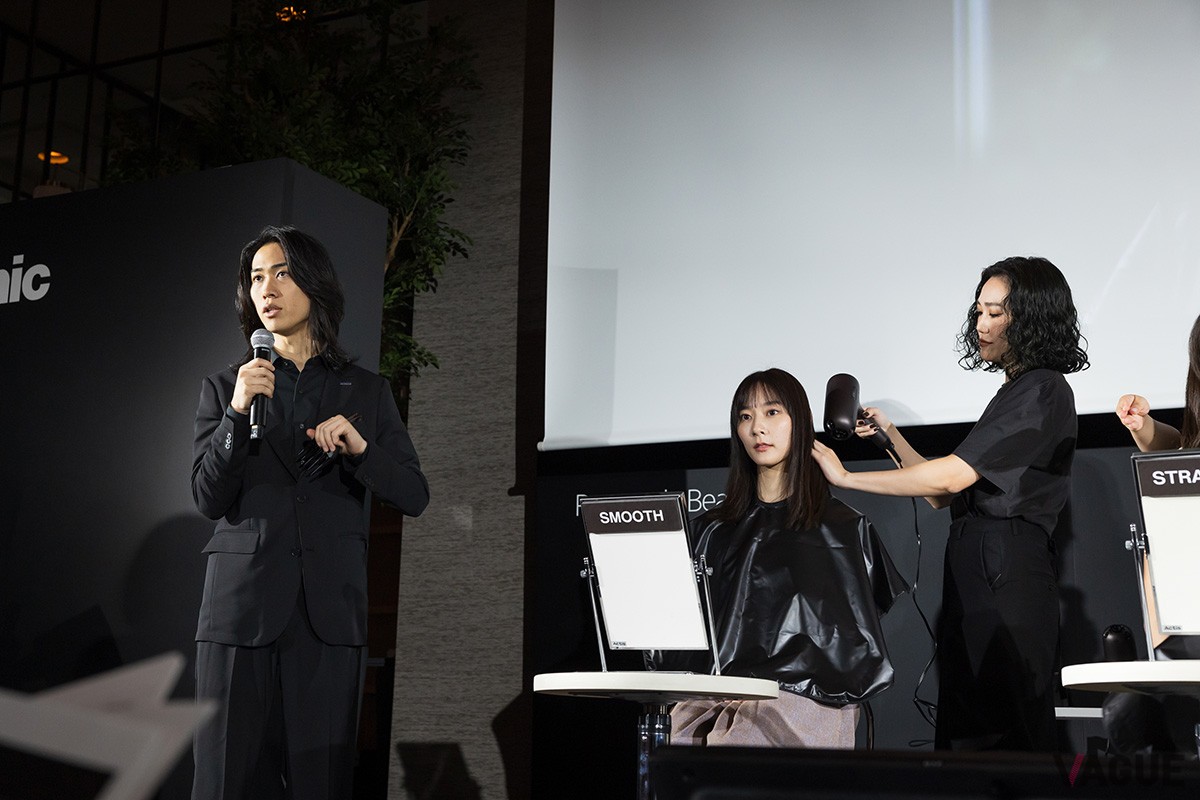 発表会ではヘアメイクアップアーティスト・計良宏文氏、パナソニック株式会社 ビューティ・パーソナルケア事業部 ビューティブランドマネジメント部 ヘアケア商品企画課 髙野創志氏によるデモを交えたトークセッションも