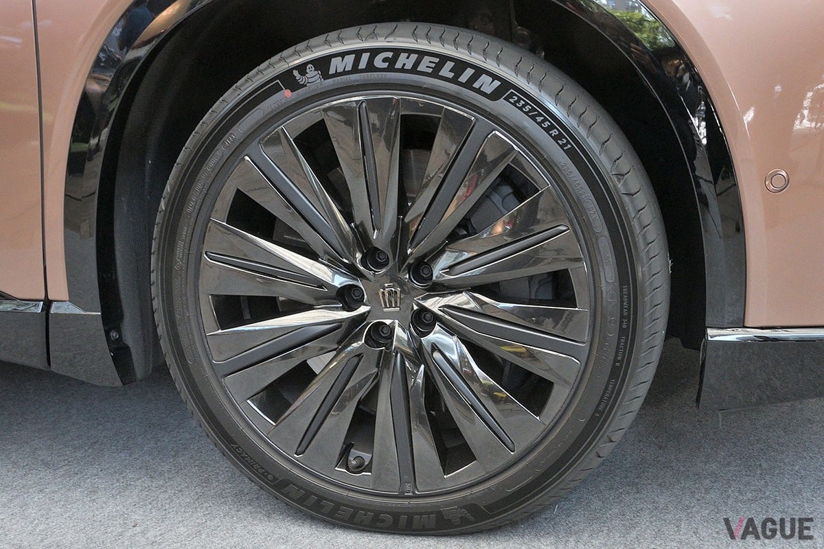 トヨタ新型「クラウン・エステート」は、後席の背もたれを倒すと全長2mオーバーのフラットなラゲッジスペースが出現