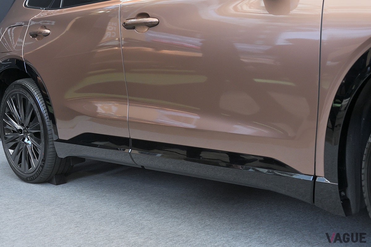 トヨタ新型「クラウン・エステート」は、後席の背もたれを倒すと全長2mオーバーのフラットなラゲッジスペースが出現