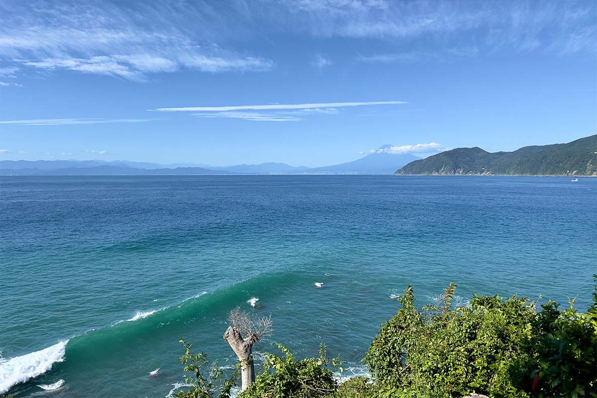 海沿いの道から富士山が見え隠れする西伊豆は、ドライブもまた楽しいエリア