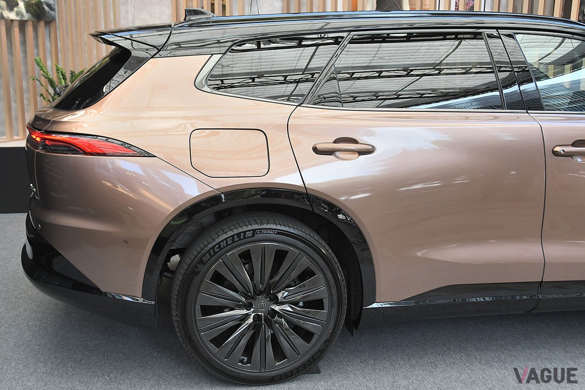 トヨタ新型「クラウン・エステート」は、後席の背もたれを倒すと全長2mオーバーのフラットなラゲッジスペースが出現