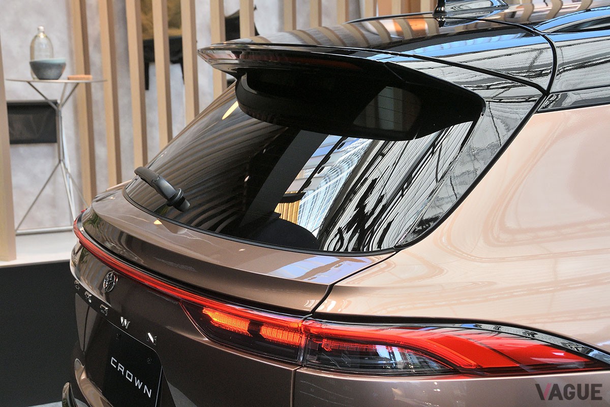 トヨタ新型「クラウン・エステート」は、後席の背もたれを倒すと全長2mオーバーのフラットなラゲッジスペースが出現