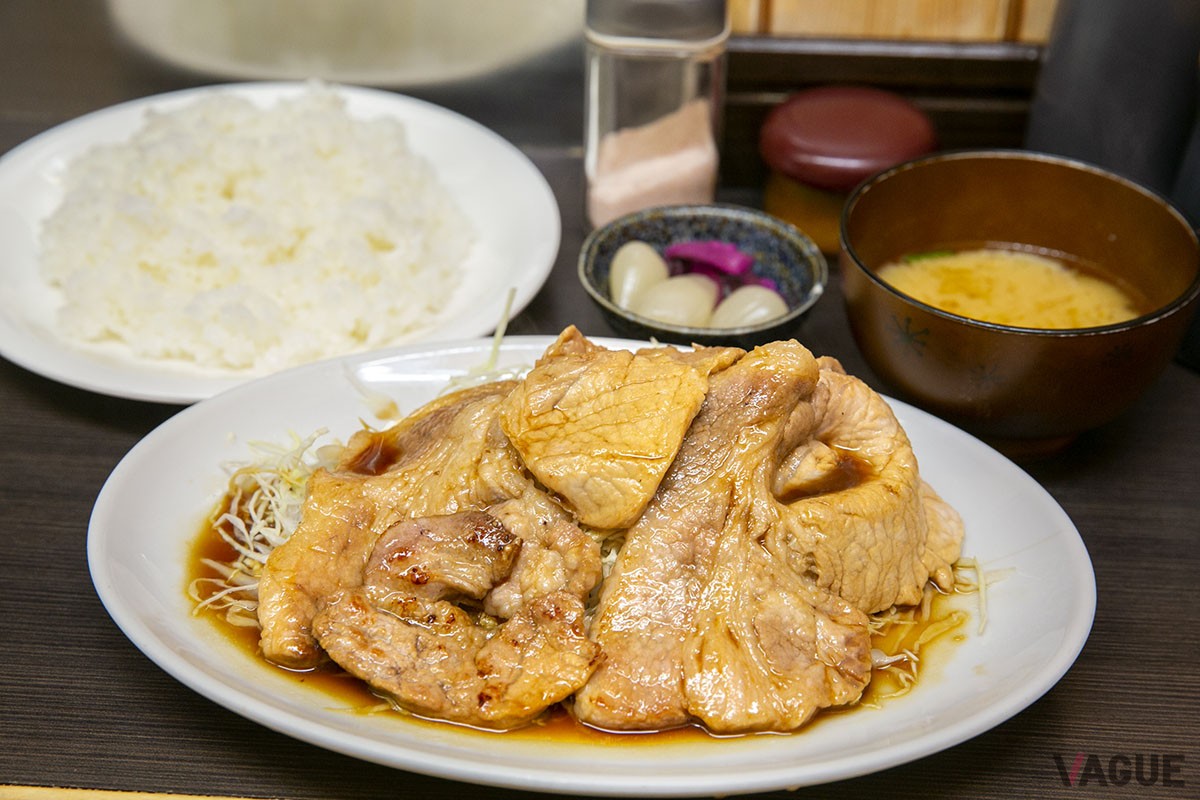 ロース生姜焼き定食。1枚1枚の肉が大きい、そしてタレたっぷり！　
