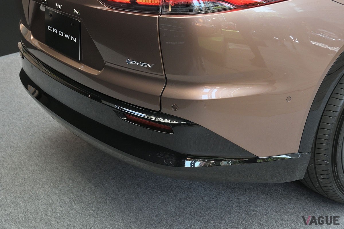 トヨタ新型「クラウン・エステート」は、後席の背もたれを倒すと全長2mオーバーのフラットなラゲッジスペースが出現