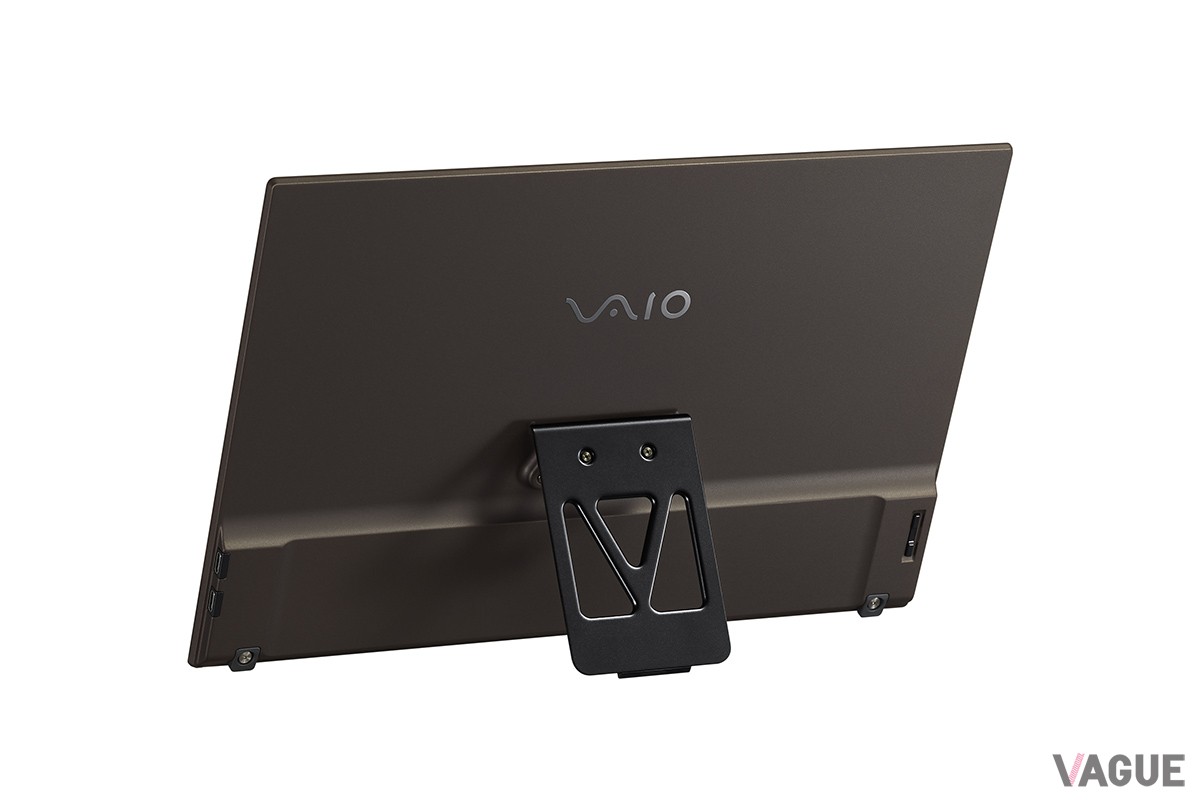 背面には折りたたみ式のアルミ製スタンドを装備。成型には絞り穴を採用することで剛性アップと軽量化を実現している