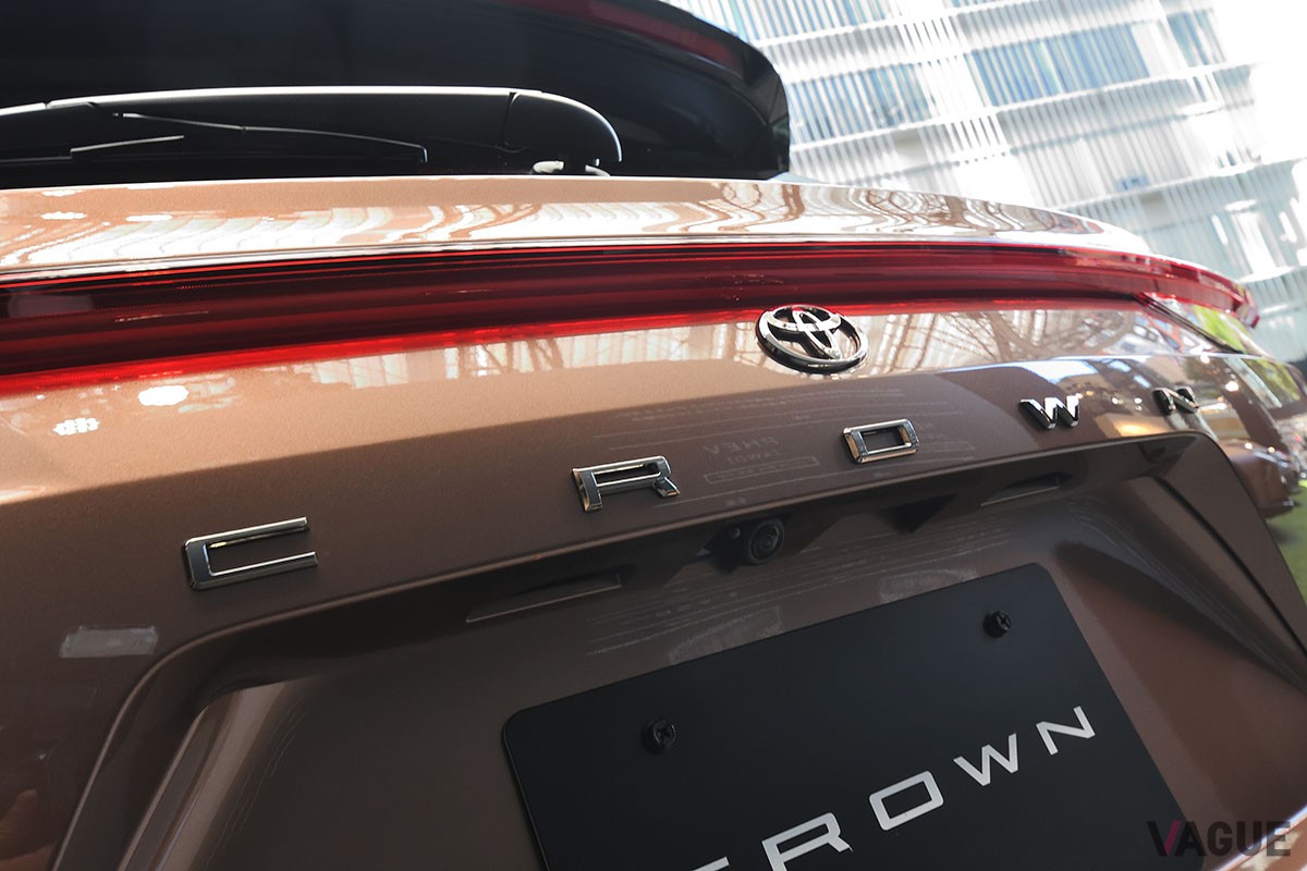 トヨタ新型「クラウン・エステート」は、後席の背もたれを倒すと全長2mオーバーのフラットなラゲッジスペースが出現