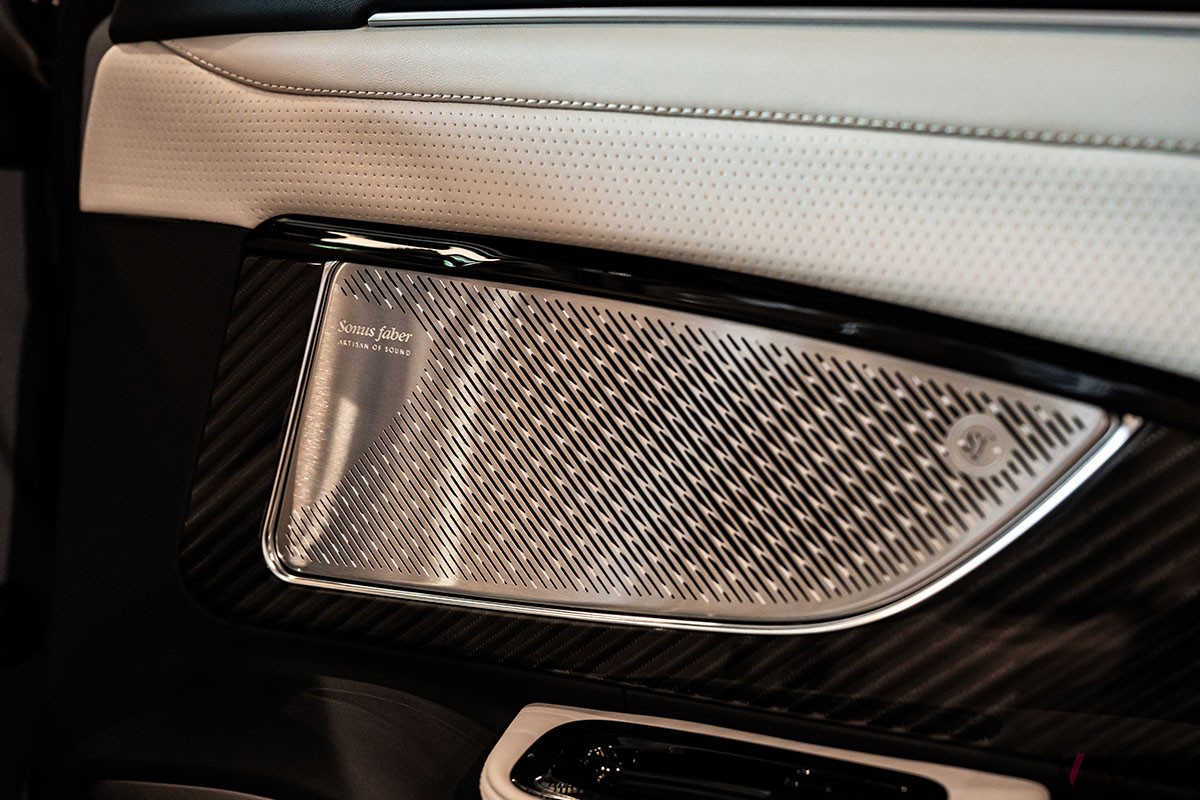 日本初公開を果たしたマセラティの美しい4シーターオープン新型「グランカブリオ」