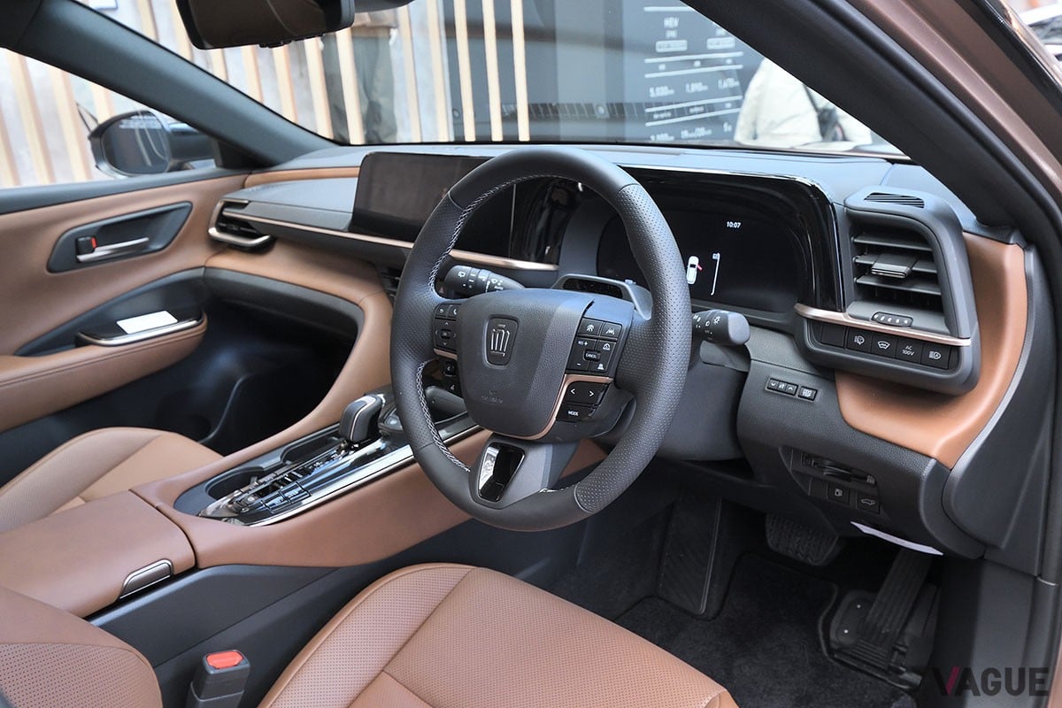 トヨタ新型「クラウン・エステート」は、後席の背もたれを倒すと全長2mオーバーのフラットなラゲッジスペースが出現