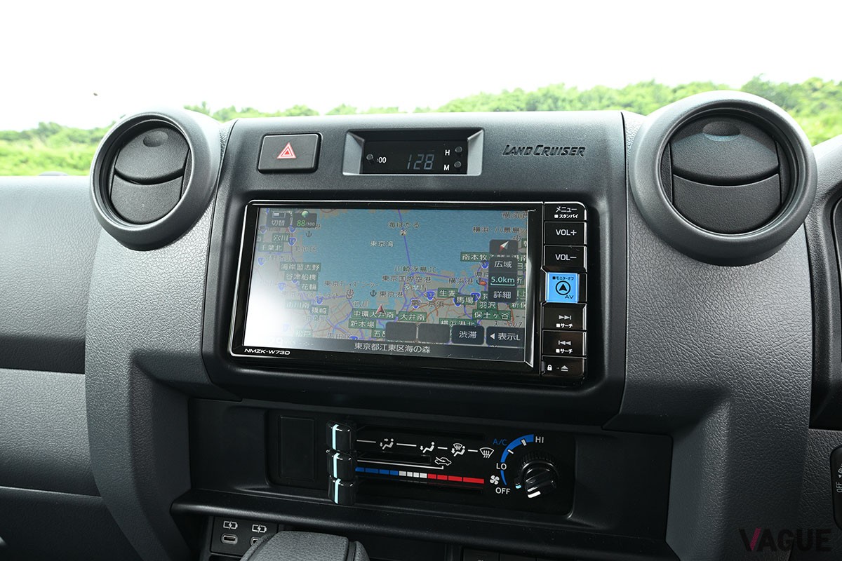 大幅にモダナイズされたものの、イマドキのクルマとは明確に感覚が異なるトヨタ新型「ランドクルーザー70」