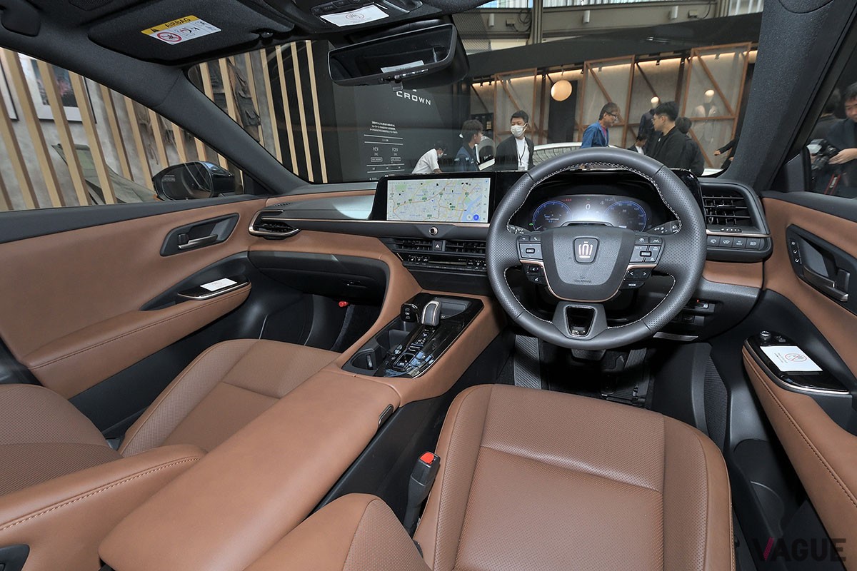 トヨタ新型「クラウン・エステート」は、後席の背もたれを倒すと全長2mオーバーのフラットなラゲッジスペースが出現