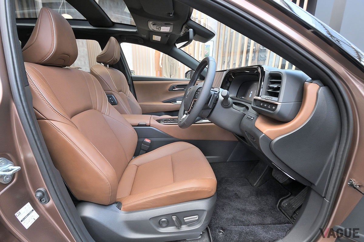 トヨタ新型「クラウン・エステート」は、後席の背もたれを倒すと全長2mオーバーのフラットなラゲッジスペースが出現