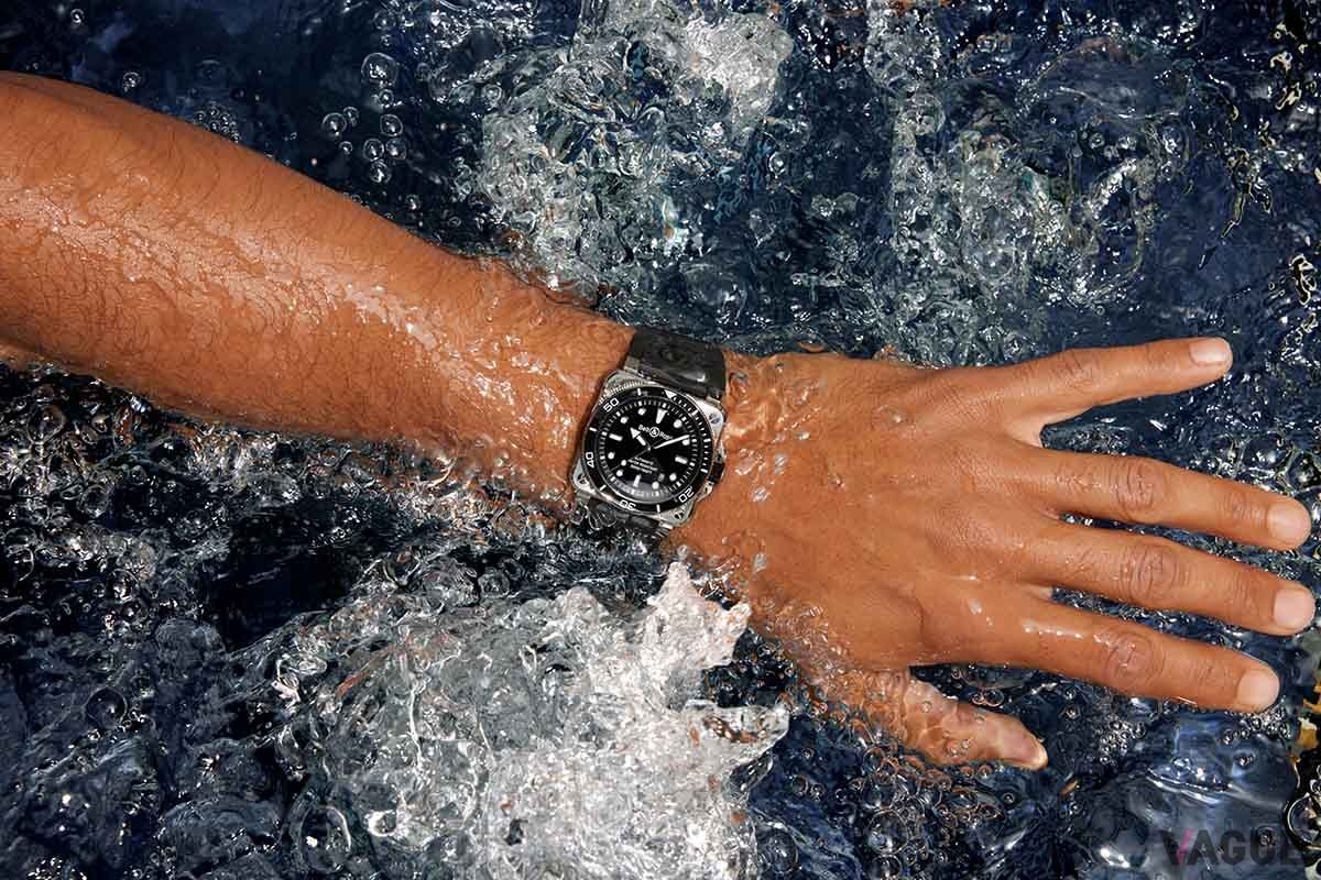 300m防水性能に加え、ダイバーズウォッチの国際規格ISO 6425を満たすことでインストゥルメントウォッチとしての実用性を担保する