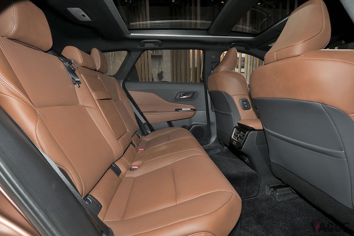 トヨタ新型「クラウン・エステート」は、後席の背もたれを倒すと全長2mオーバーのフラットなラゲッジスペースが出現