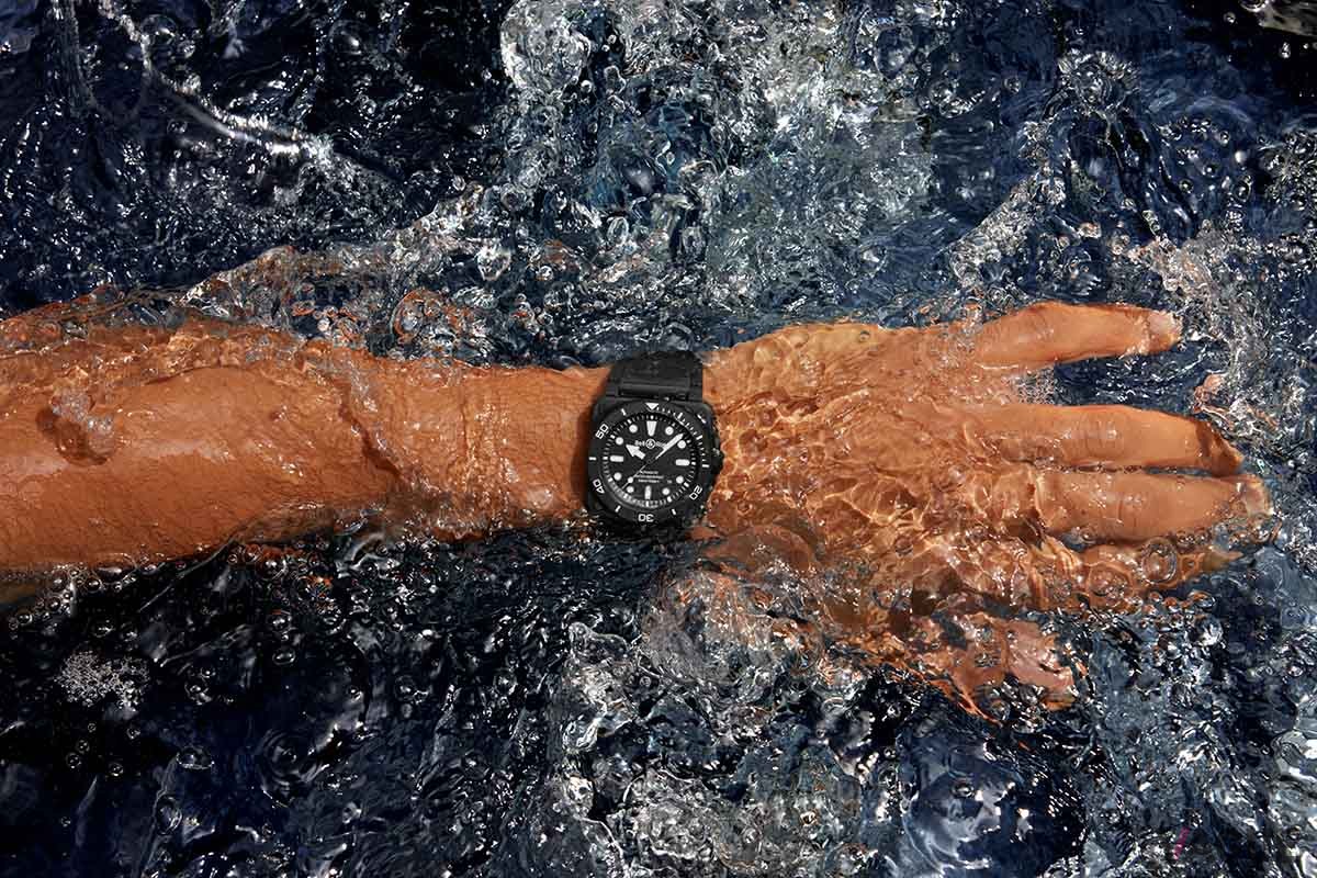 300m防水性能に加え、ダイバーズウォッチの国際規格ISO 6425を満たすことでインストゥルメントウォッチとしての実用性を担保する