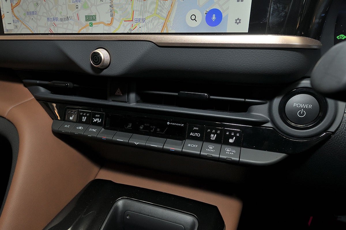 トヨタ新型「クラウン・エステート」は、後席の背もたれを倒すと全長2mオーバーのフラットなラゲッジスペースが出現