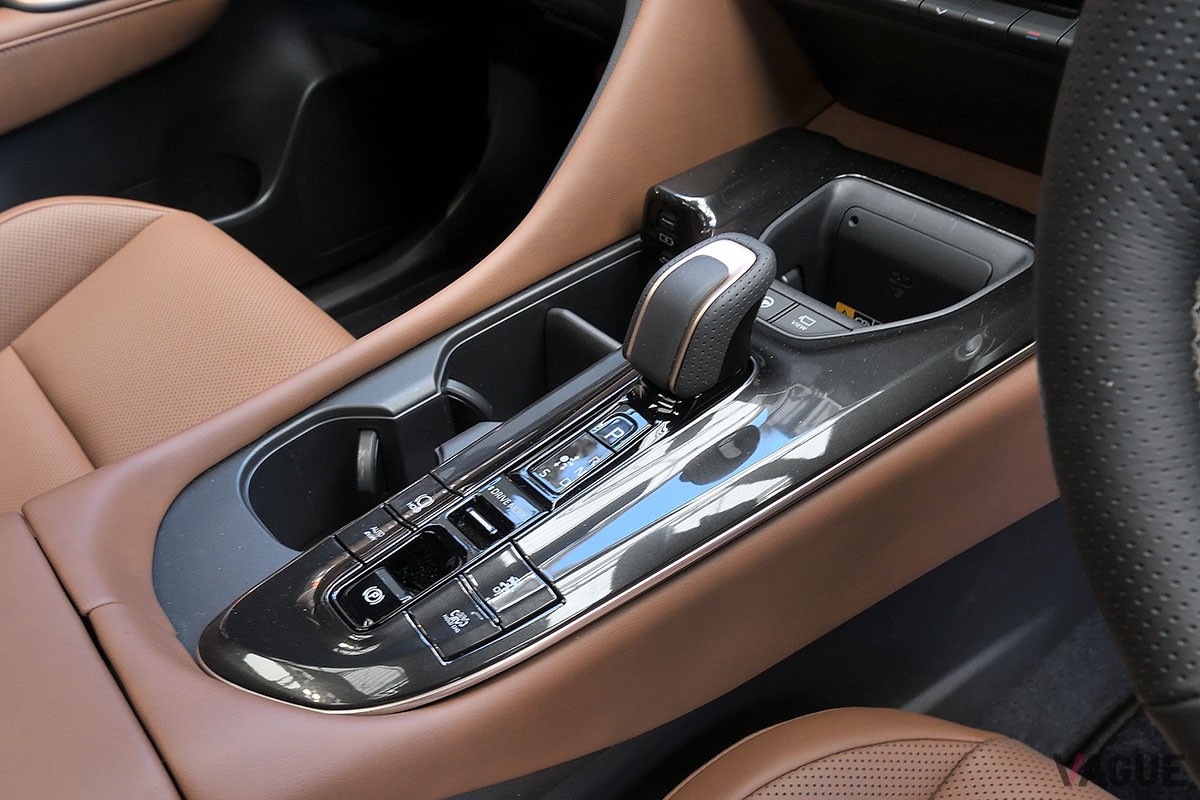 トヨタ新型「クラウン・エステート」は、後席の背もたれを倒すと全長2mオーバーのフラットなラゲッジスペースが出現