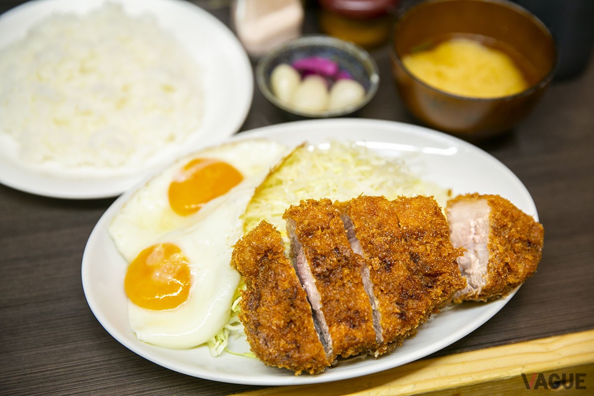 ロースカツ定食1650円に目玉焼き＋200円。メイン料理に目玉焼きをプラスするのが常連さんの食べ方