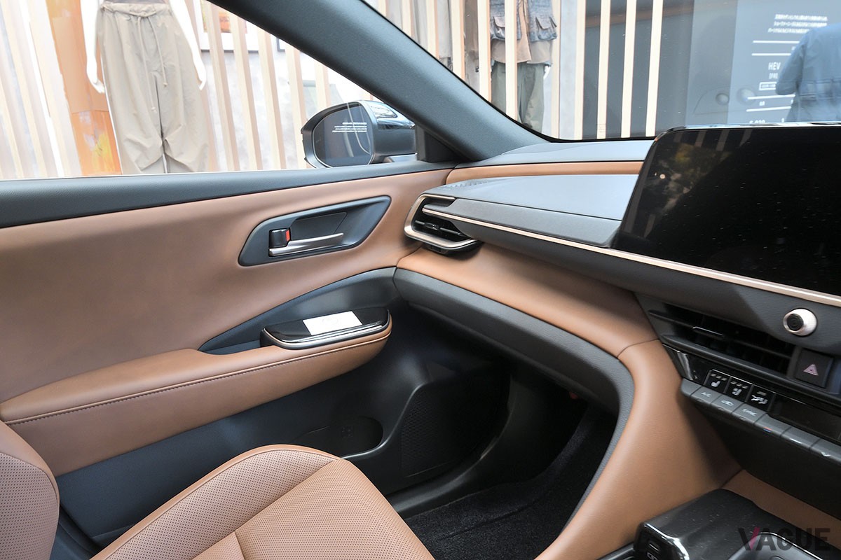 トヨタ新型「クラウン・エステート」は、後席の背もたれを倒すと全長2mオーバーのフラットなラゲッジスペースが出現