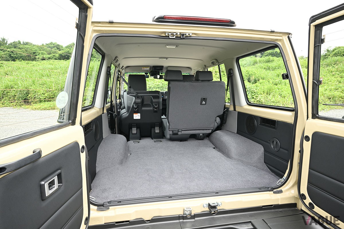 大幅にモダナイズされたものの、イマドキのクルマとは明確に感覚が異なるトヨタ新型「ランドクルーザー70」