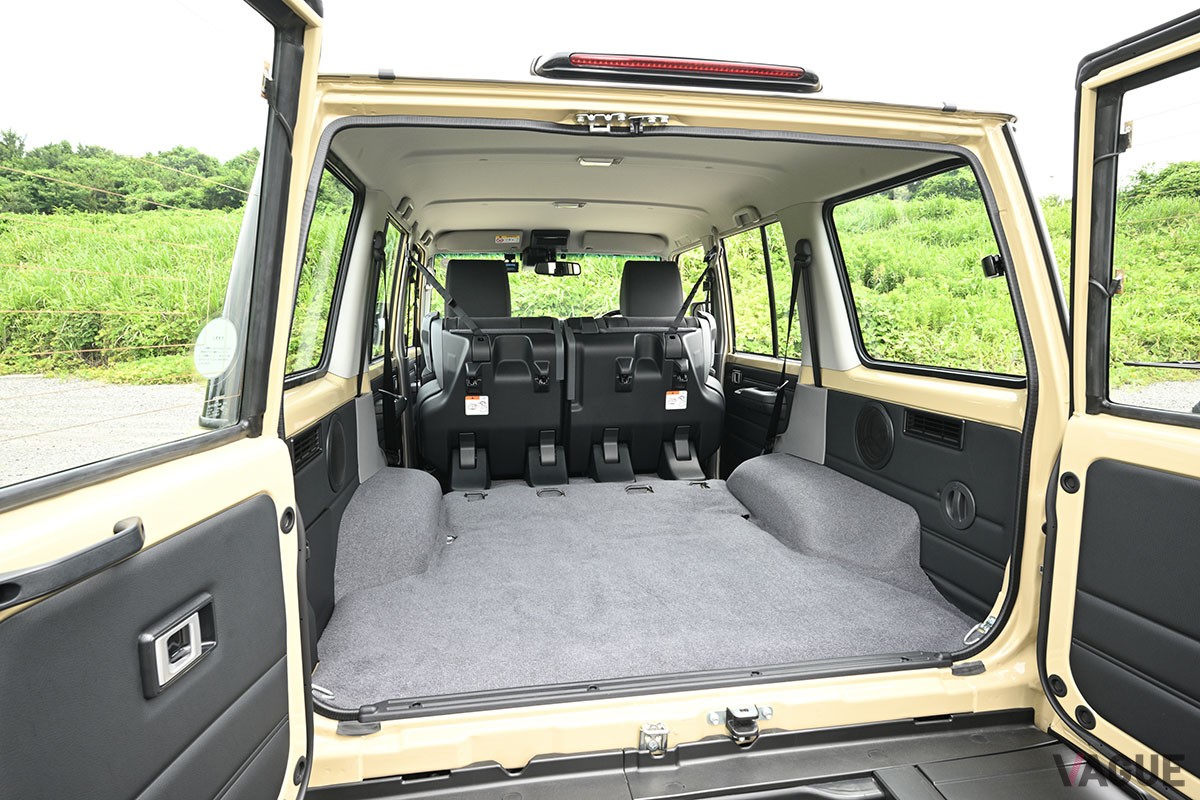 大幅にモダナイズされたものの、イマドキのクルマとは明確に感覚が異なるトヨタ新型「ランドクルーザー70」