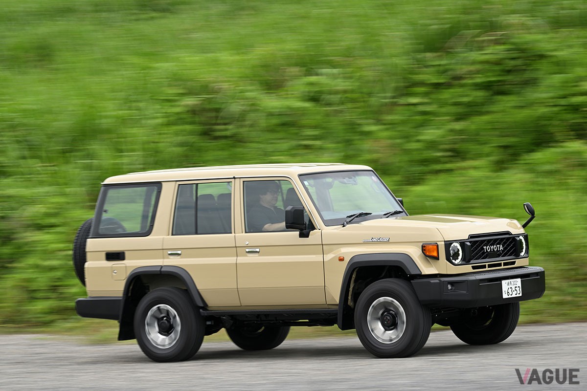 大幅にモダナイズされたものの、イマドキのクルマとは明確に感覚が異なるトヨタ新型「ランドクルーザー70」