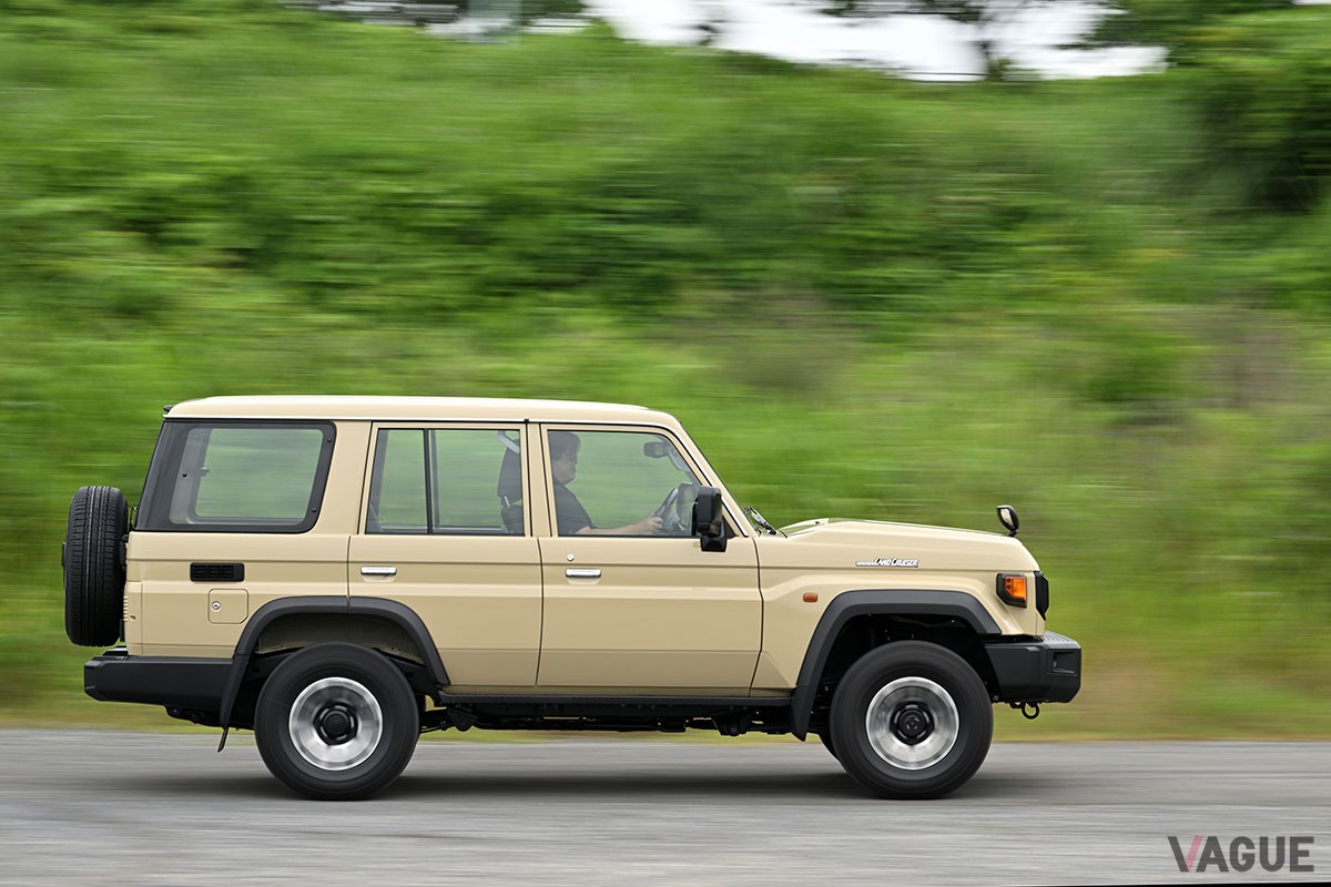 大幅にモダナイズされたものの、イマドキのクルマとは明確に感覚が異なるトヨタ新型「ランドクルーザー70」