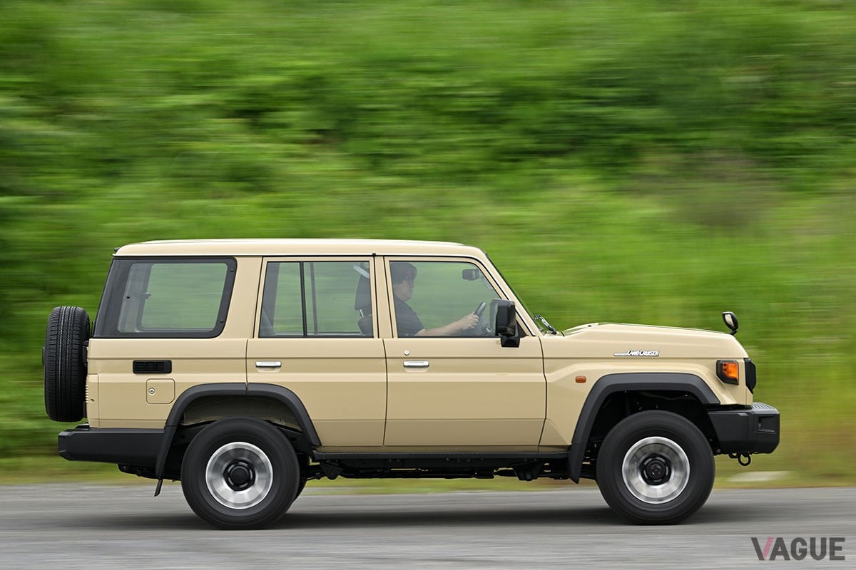 大幅にモダナイズされたものの、イマドキのクルマとは明確に感覚が異なるトヨタ新型「ランドクルーザー70」