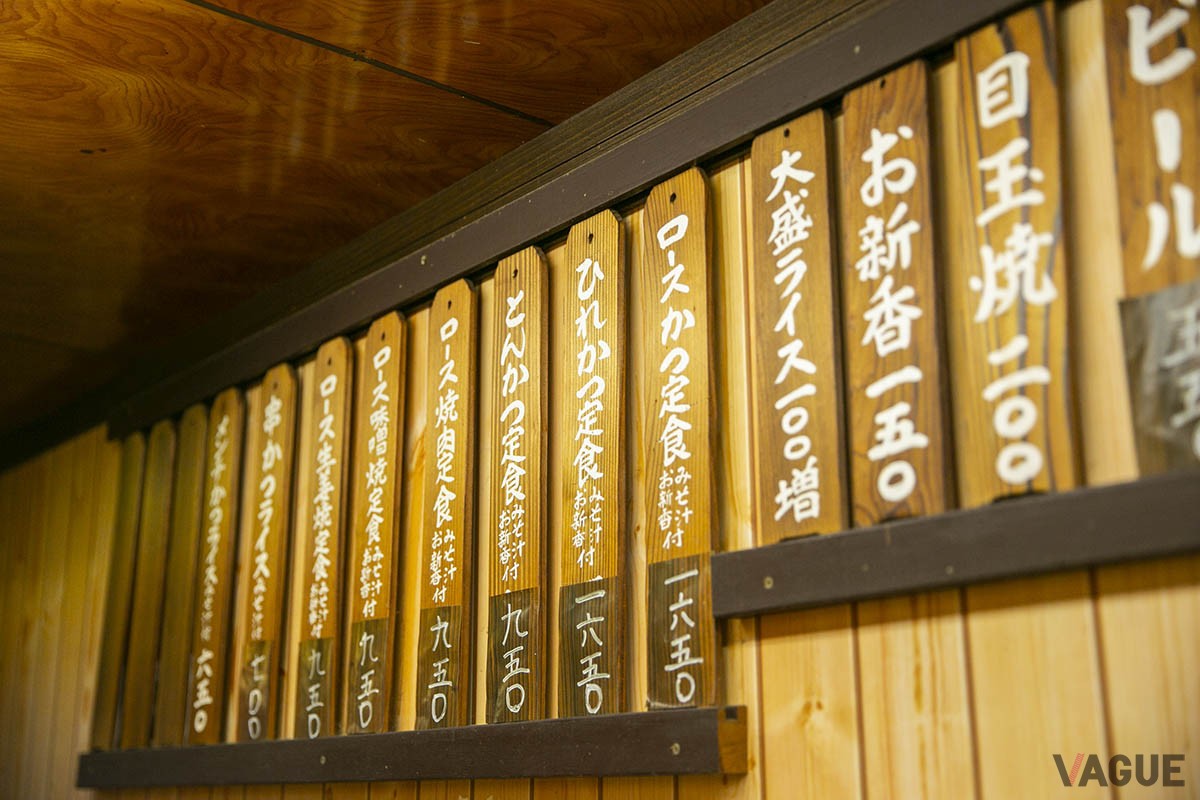 天井近くに貼られたメニュー（現在は一部価格が変わっています）