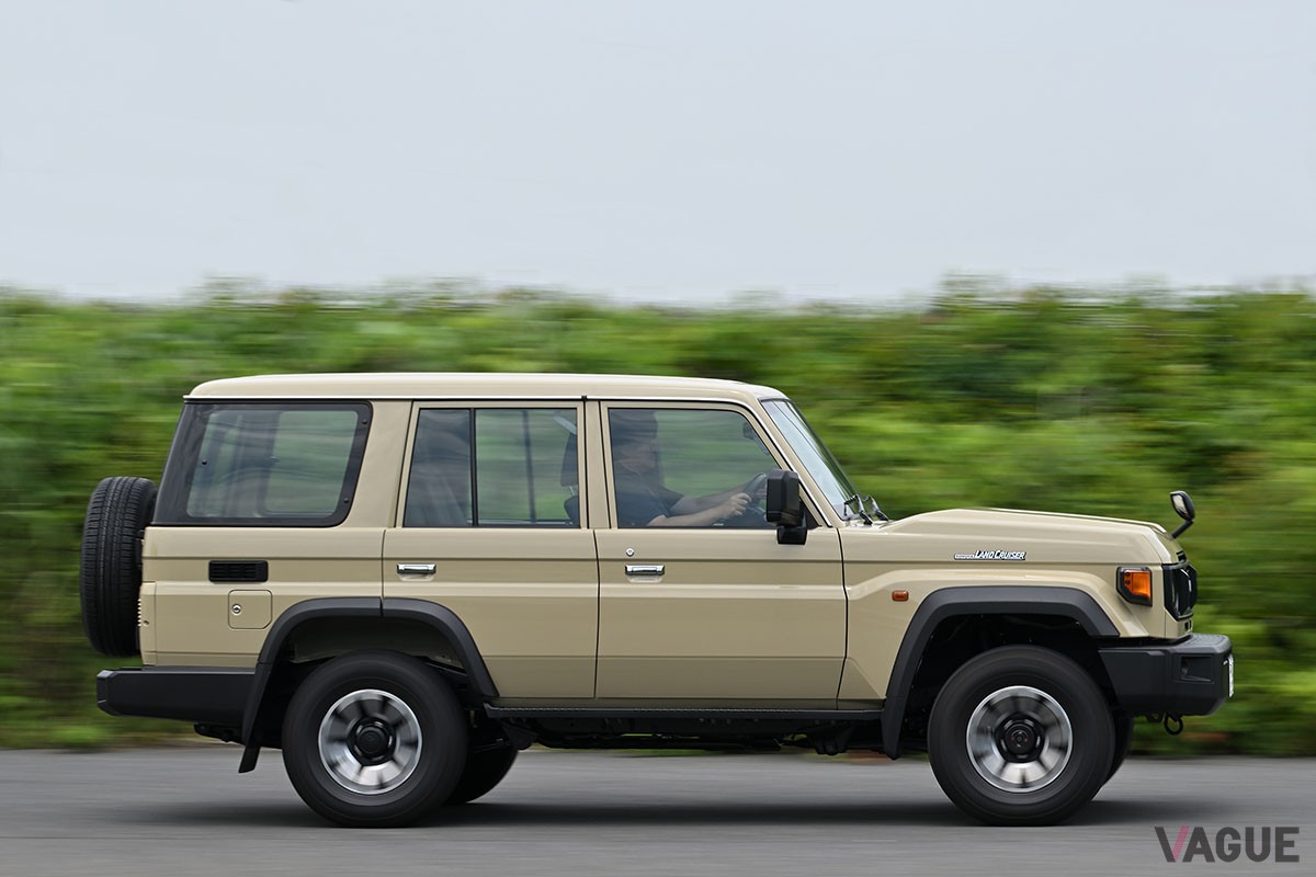 大幅にモダナイズされたものの、イマドキのクルマとは明確に感覚が異なるトヨタ新型「ランドクルーザー70」