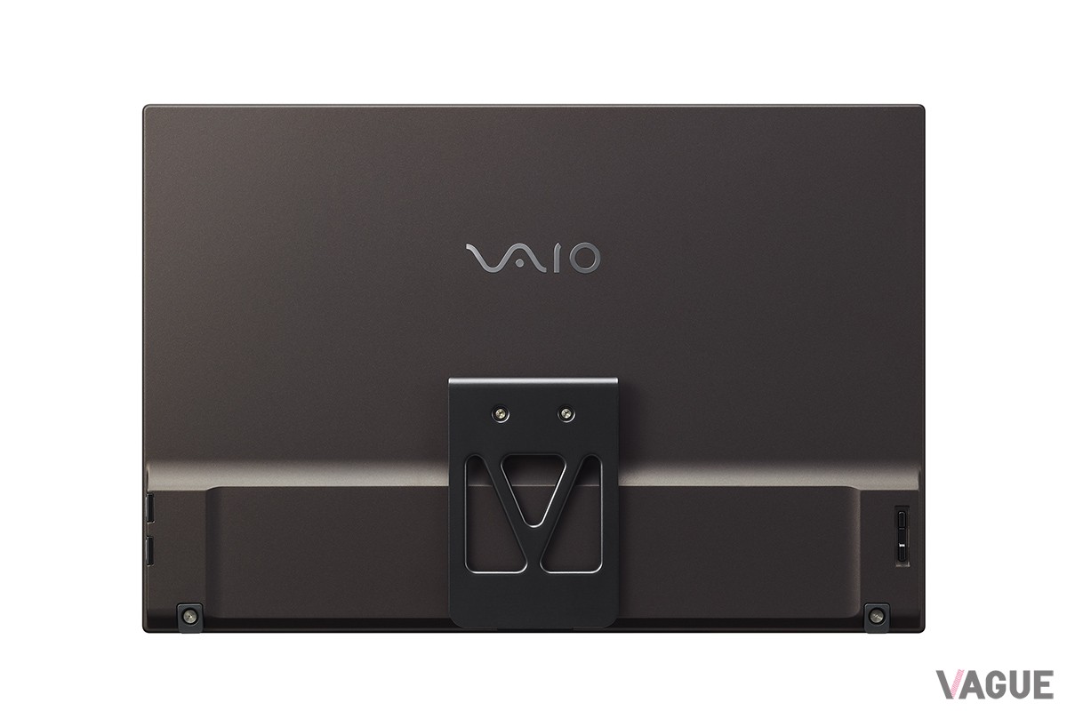 背面には折りたたみ式のアルミ製スタンドを装備。成型には絞り穴を採用することで剛性アップと軽量化を実現している