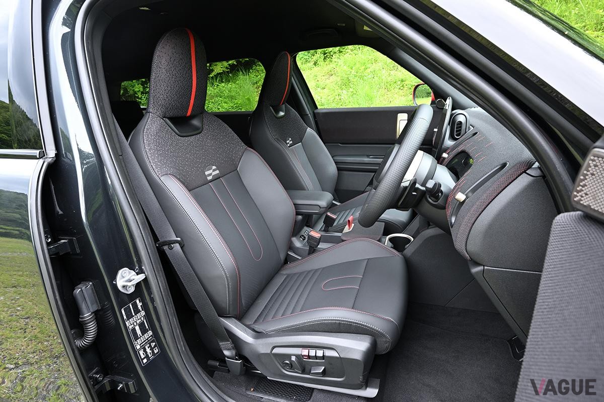 新型「ミニ・ジョンクーパーワークス・カントリーマン」のインテリア