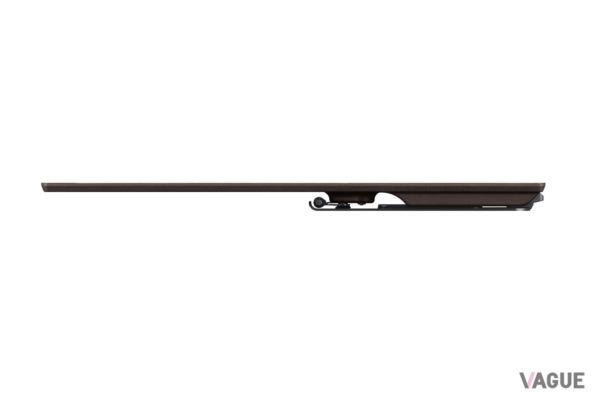 左側面。本体厚は最厚部で12.4mm・最薄部で3.9mm。薄型ビジネスバッグやスリーブケースにもすんなり収まるスリム設計だ