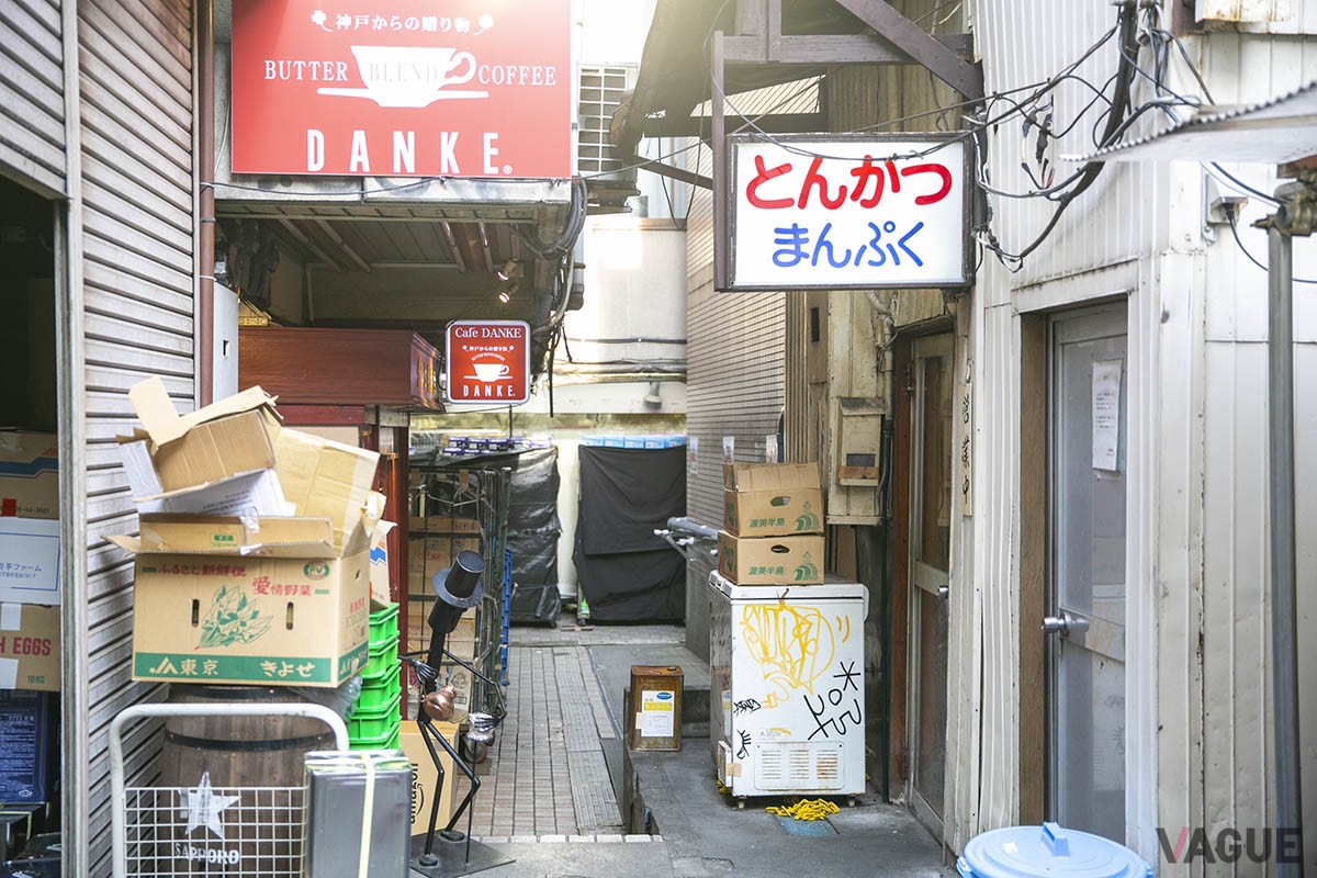 「とんかつ　まんぷく」の看板が目印。剥き出しのコードなども昭和感たっぷり
