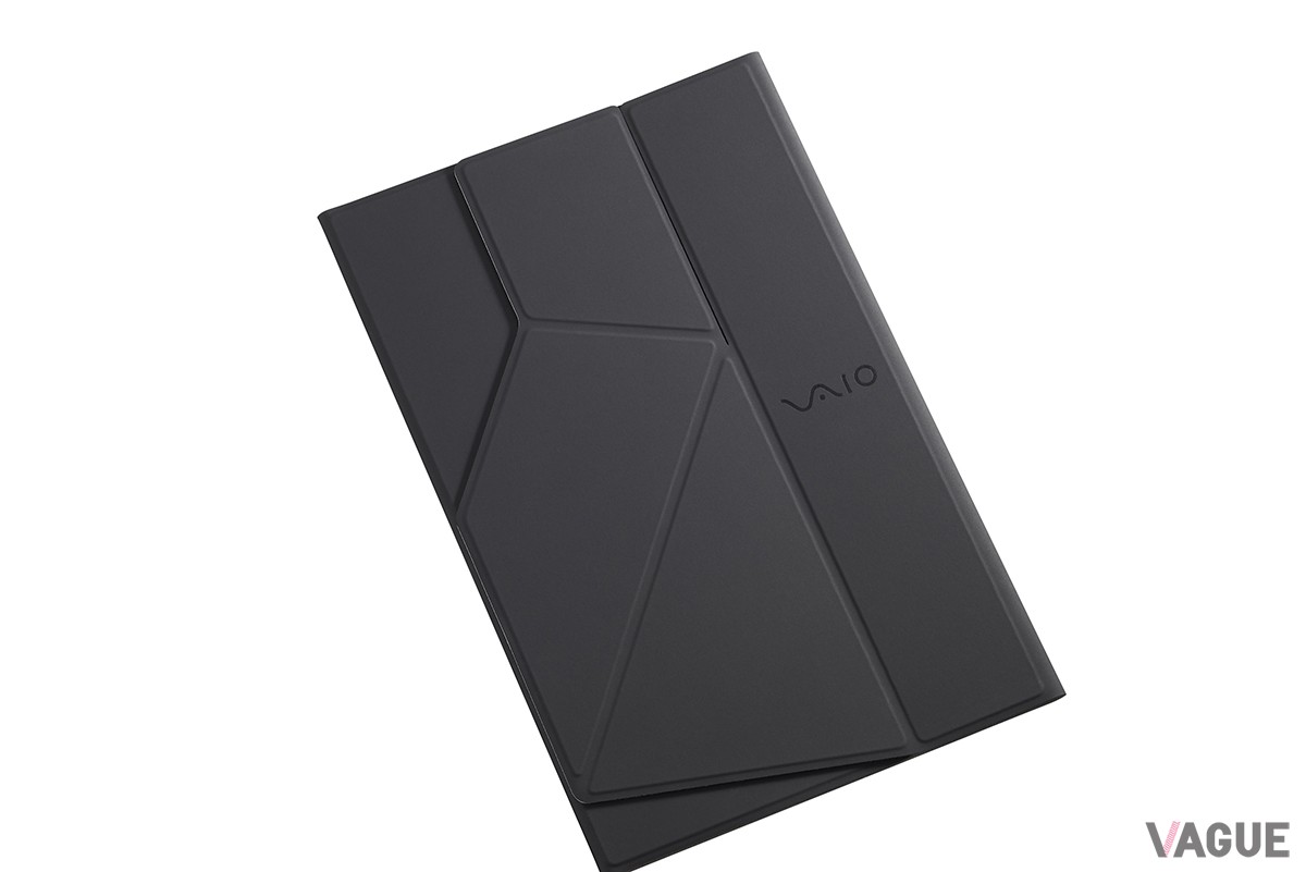 標準で付属するスタンド兼カバー。内側部分は起毛素材を使うことでディスプレイ表面を優しく保護する