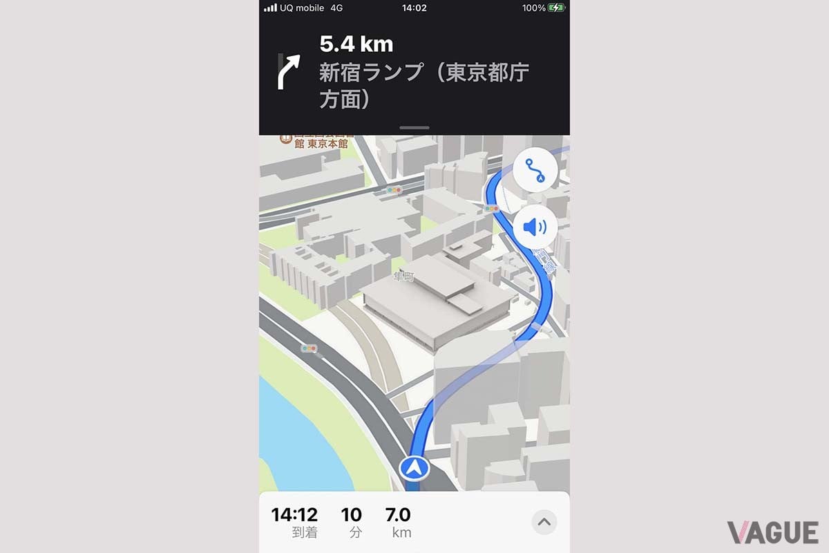 アップル「マップ」の縦表示画面。建物は高さデータと形状を反映しているが、リアル感には欠ける。GPS信号をロストしたトンネル内では分岐点には追従できず