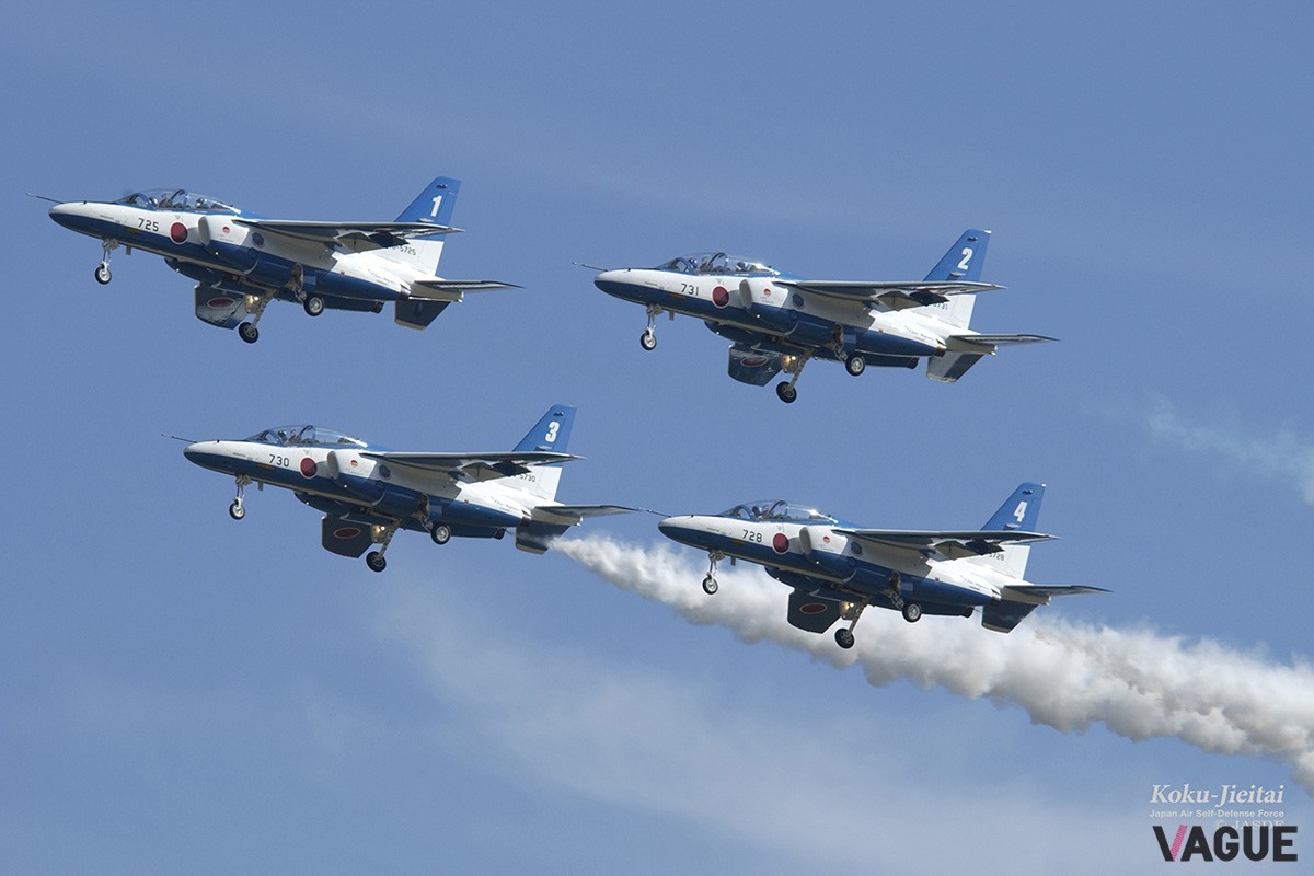 圧巻のアクロバット飛行を披露するブルーインパルスチーム