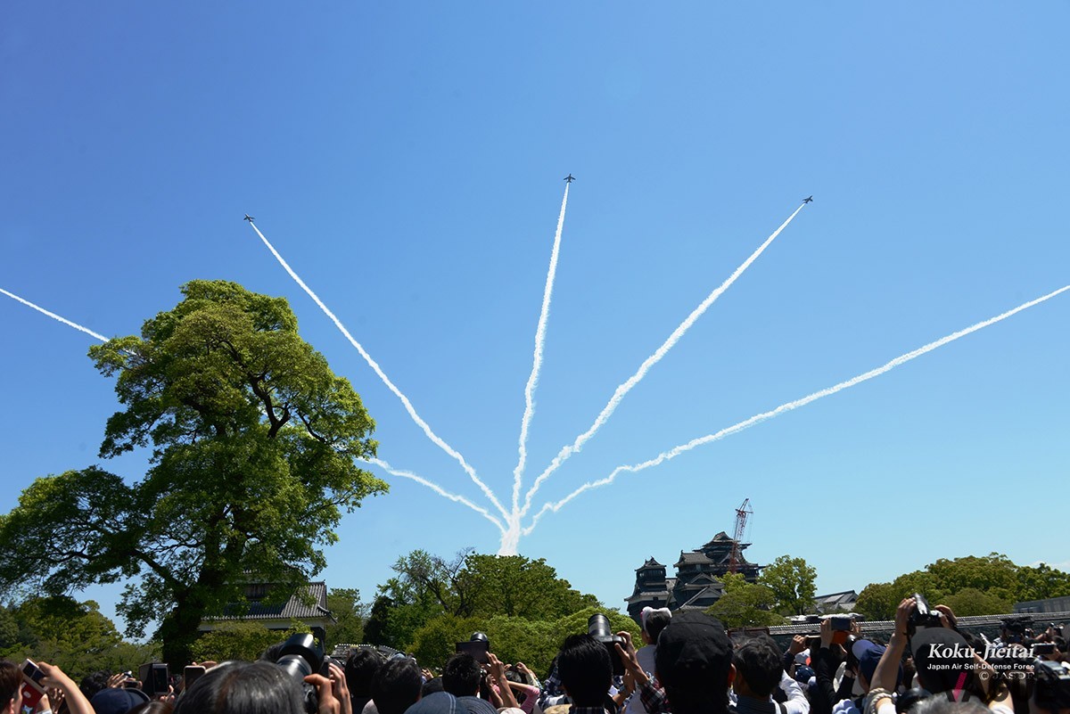 正確無比なフォーメーション飛行には航空自衛隊の技量を実証する意味合いも