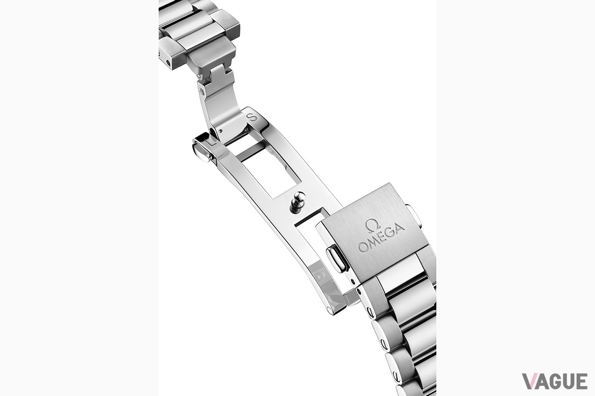 ブレスレットはスチール製。コンフォートセッティング付きフォールディングバタフライクラスプを備える（34mm）