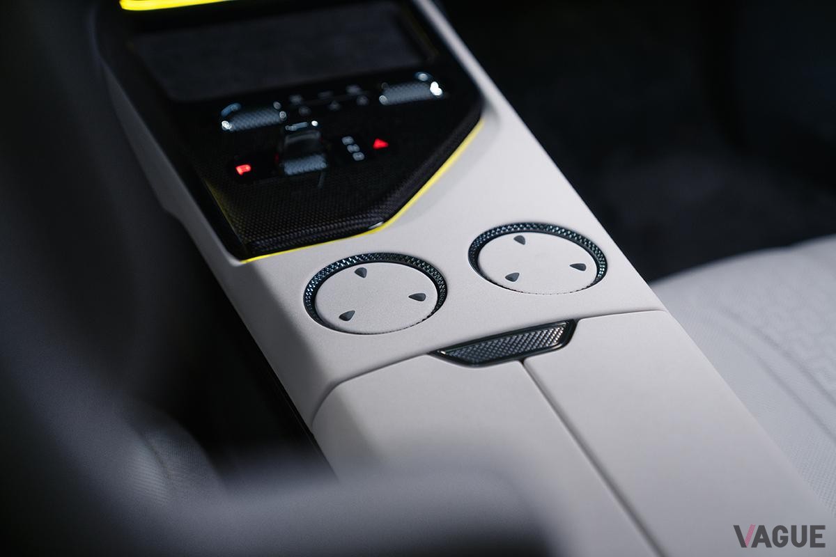 ロータス新型「エメヤ」のインテリア