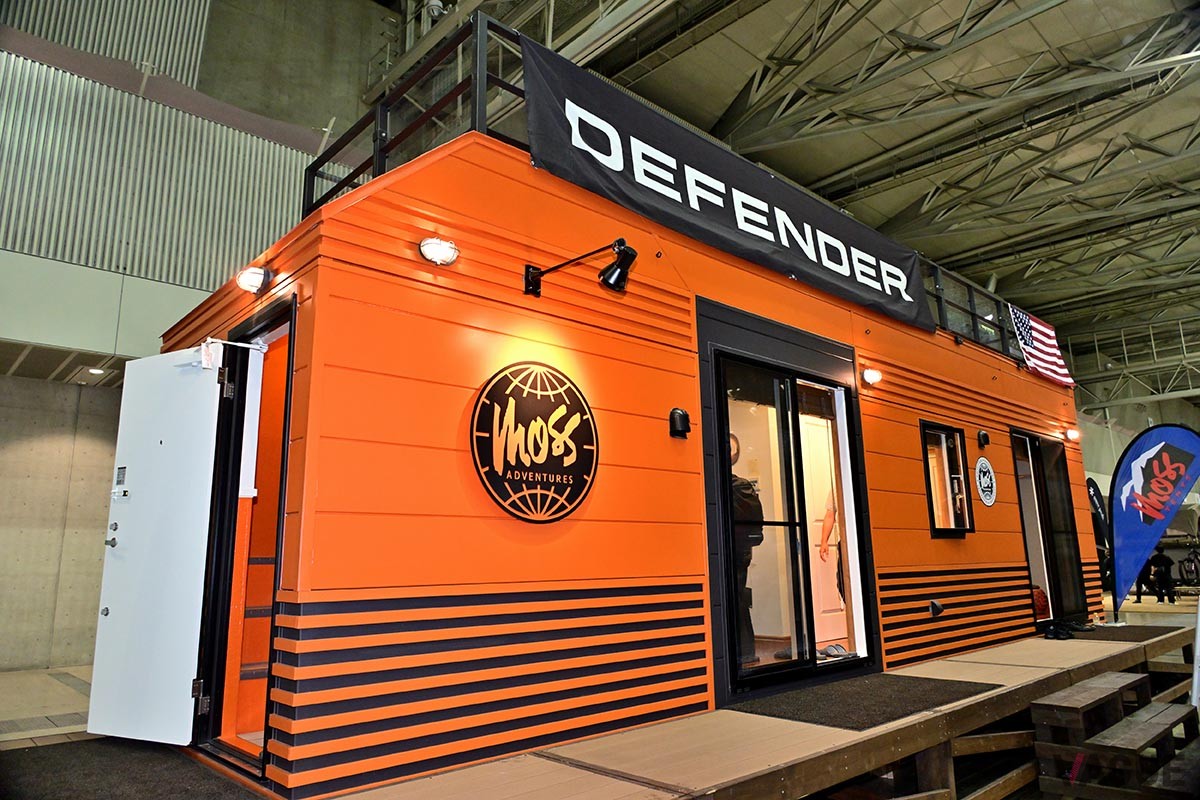 東京アウトドアショーではディフェンダーとMOSSテントが同時に展示されていた