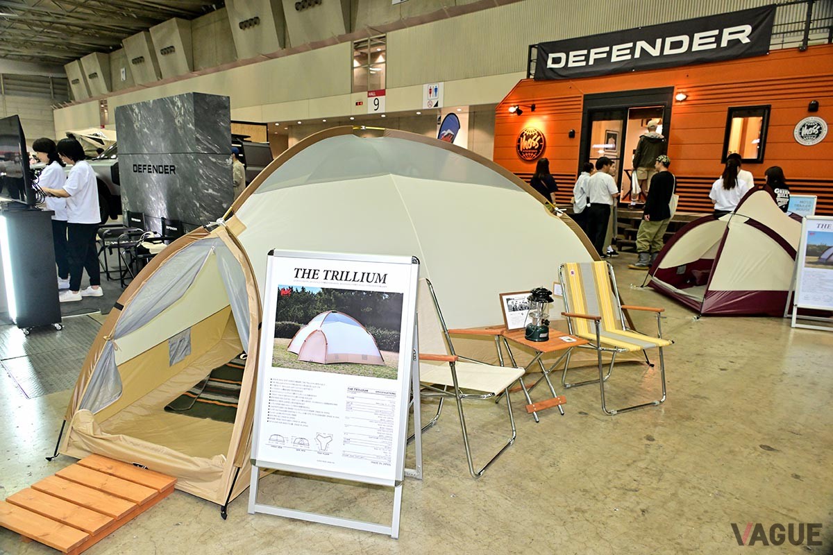 東京アウトドアショーではディフェンダーとMOSSテントが同時に展示されていた