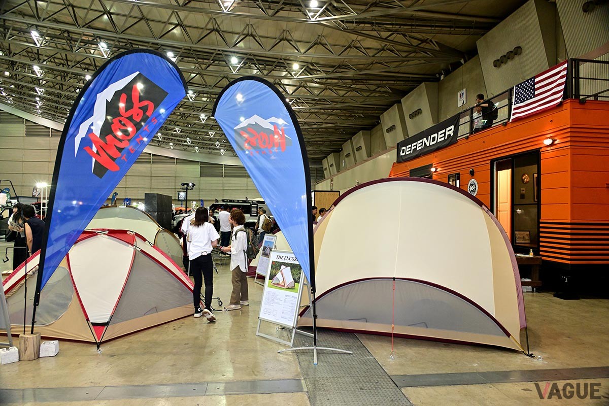東京アウトドアショーではディフェンダーとMOSSテントが同時に展示されていた
