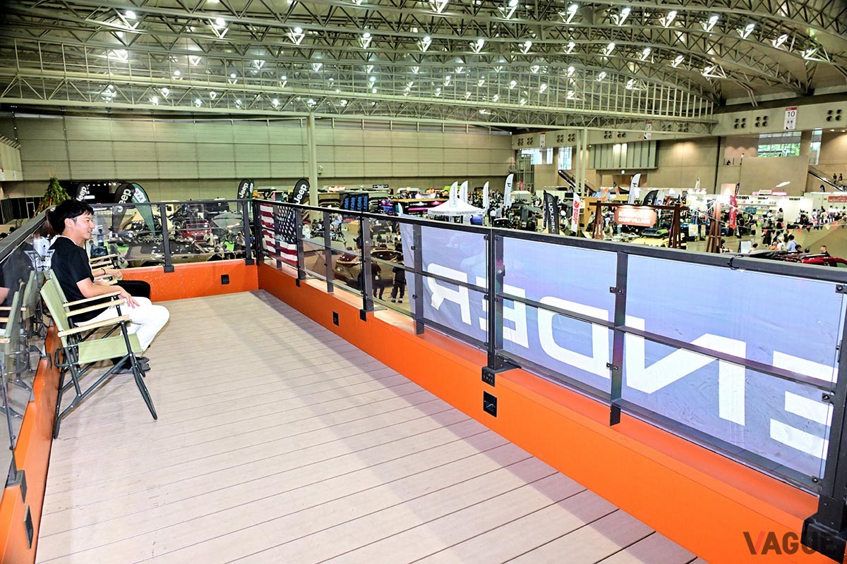 東京アウトドアショーではディフェンダーとMOSSテントが同時に展示されていた